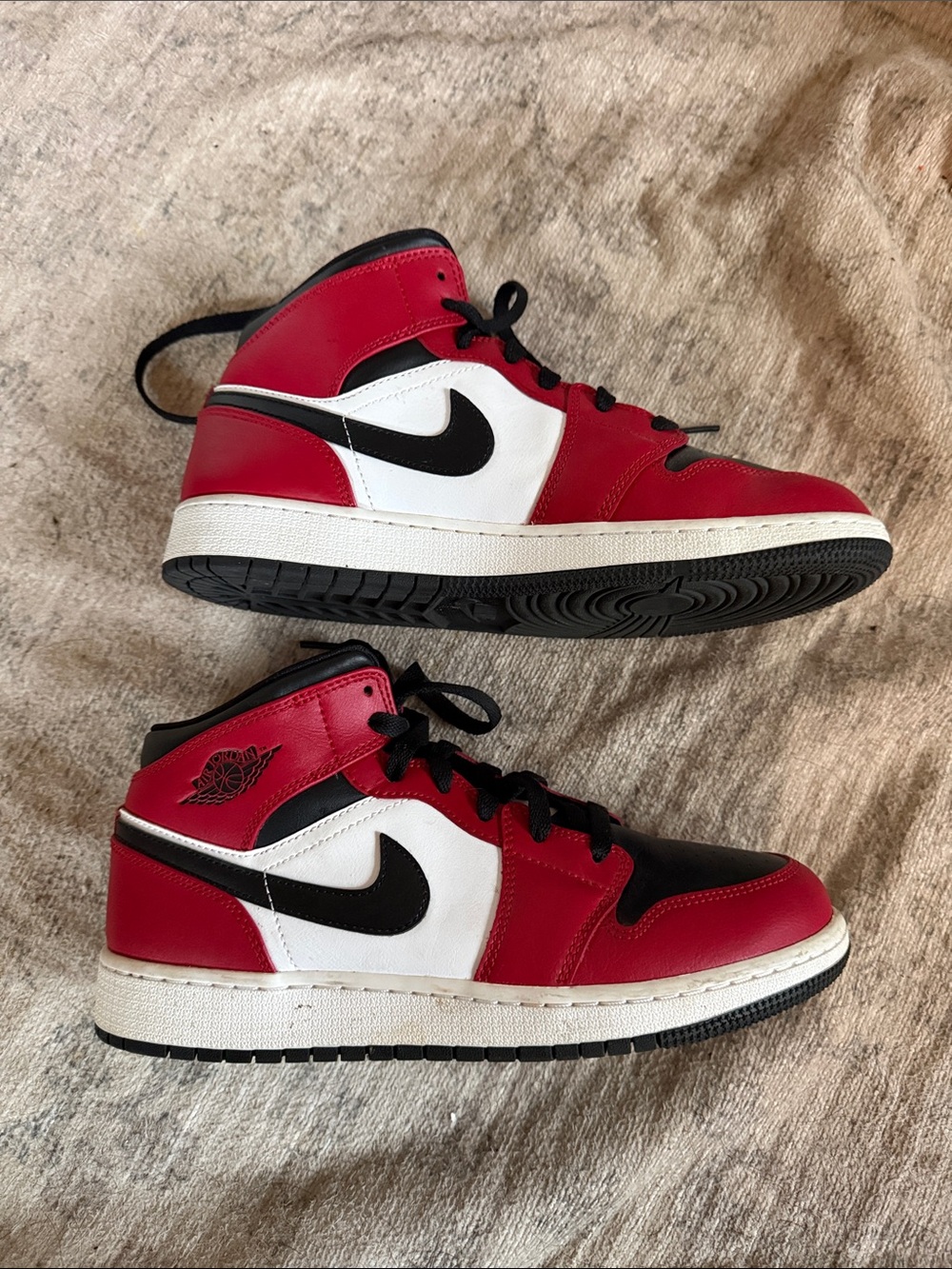 Air Jordan 1 Mid GS 'Chicago Black Toe'
